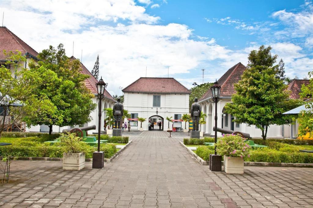 Oyo 91686 Triple S Hotel Malioboro Джокьякарта Экстерьер фото